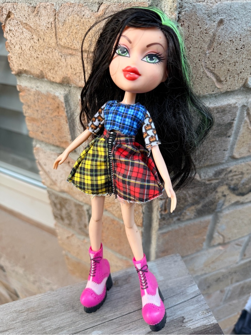 Y2K Vintage 2015 MGA BRATZ Hello My Name Is Jade Doll 10.5 Inch Green Streaks